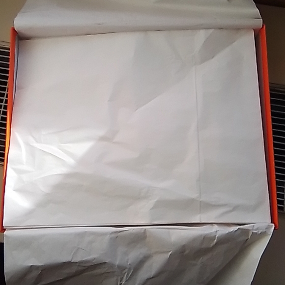 Authentic Hermes Gift Box with Tissue Paper & 2 Card Holders. - Picture 9 of 11